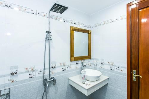 会安Legend Connect Homestay的一间带水槽和镜子的浴室