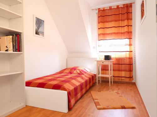 蒂门多夫Haus Seeschwalbe的一间小卧室,配有床和窗户
