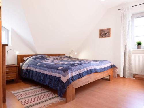KaltenhofBernsteinhof的一间卧室配有一张床,铺有木地板