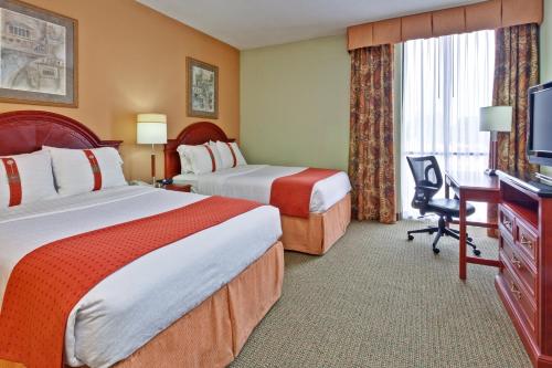 孟菲斯孟菲斯假日酒店 - 孟菲斯大学的酒店客房设有两张床和电视。