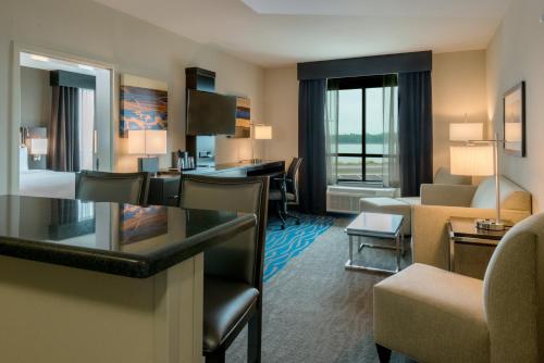 Holiday Inn Paducah Riverfront, an IHG Hotel的休息区