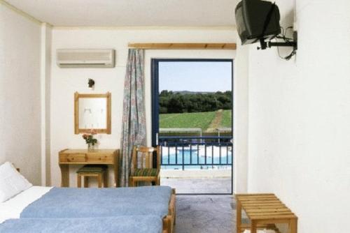 阿尔库季岛Lintzi Hotel的一间卧室设有一张床,享有阳台的景色