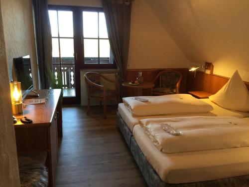 菲希特瑙斯托克穆勒景观酒店的酒店客房配有两张床和一张书桌