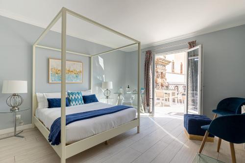 巴勒莫I Mori di Porta Nuova Suite & Terrace的一间卧室设有天蓬床和庭院。
