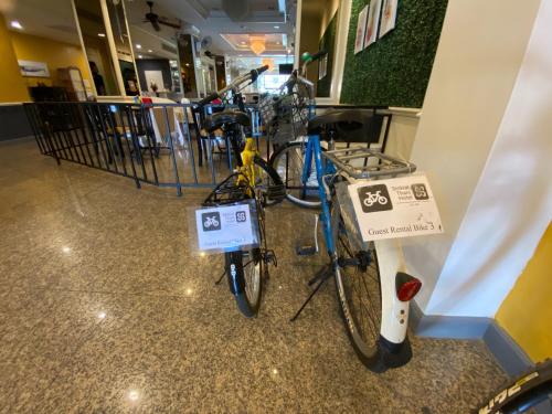 沙敦辛凯塔尼酒店的两辆自行车停在墙上