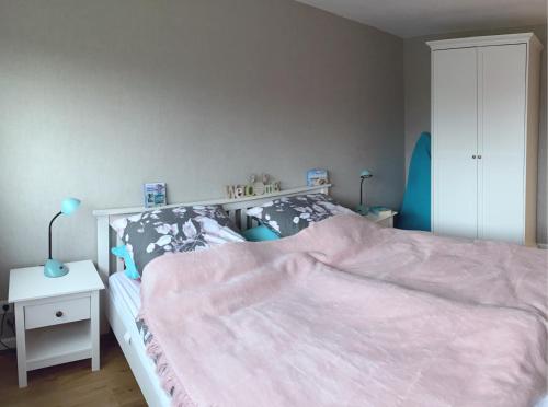 胡苏姆Sophienrast的一间卧室配有一张带粉色毯子的大床