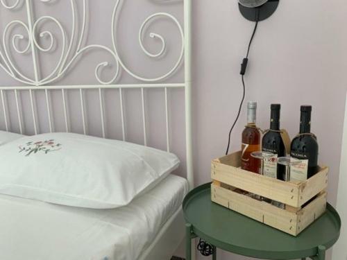 AgiraTalìa B & B的配有带瓶装葡萄酒的桌子的房间