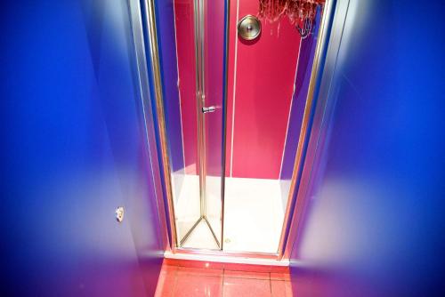 波特里Portree Independent Hostel的通往带玻璃淋浴间的浴室的门