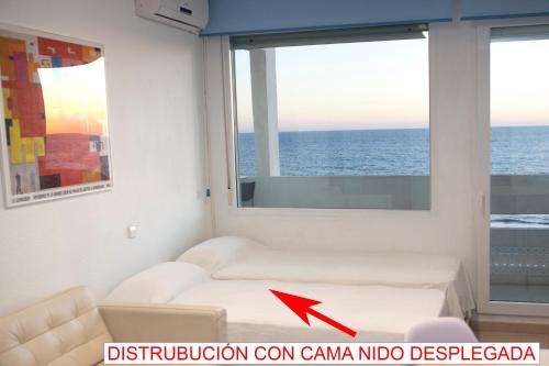 马塔拉斯卡尼亚斯Apartamento con vistas al mar primera linea playa Matalascañas的带沙发和窗户的客厅