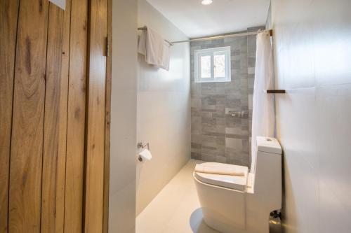 长滩岛速淑尼精品酒店的一间带卫生间和淋浴的浴室
