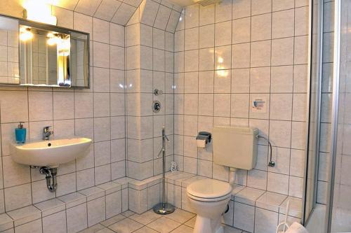 齐陶Pension Bloo Tomato的浴室配有卫生间、盥洗盆和淋浴。