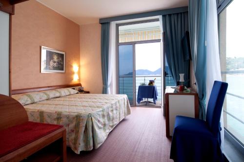 莱里奇圣托雷索酒店的酒店客房设有一张床和一个大窗户