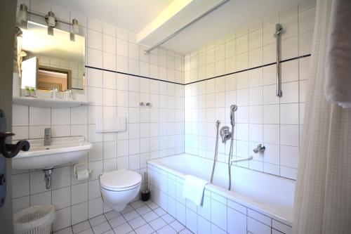 布滕汉姆施洛斯布滕汉姆兰德酒店的带浴缸、卫生间和盥洗盆的浴室