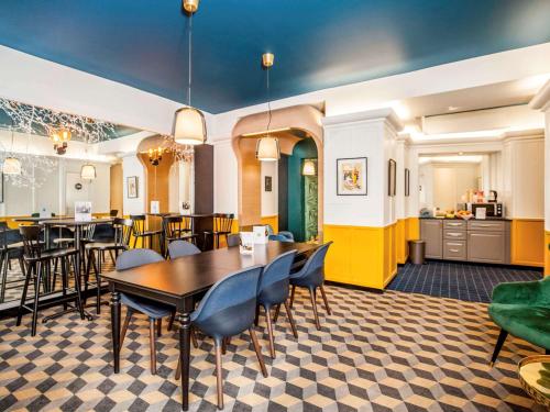 巴黎四季巴黎卡德拉法耶特酒店的一间带桌椅的用餐室和一间厨房