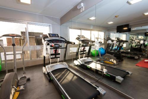 蒙得维的亚蒙得维的亚智选假日酒店的一间健身房,里面配有几台跑步机