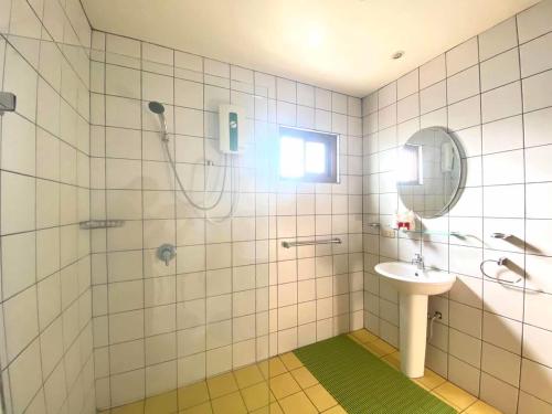 波普托Green​ house​ Samui的带淋浴、盥洗盆和镜子的浴室