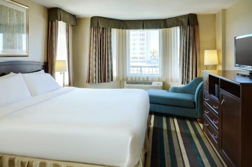 埃德蒙顿埃德蒙顿南假日会议中心旅馆的酒店客房设有一张大床和一台电视。