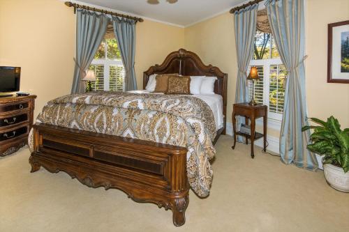 韦恩斯维尔橡树山爱巷住宿加早餐旅馆的一间卧室配有一张带木制床架和钢琴的床。