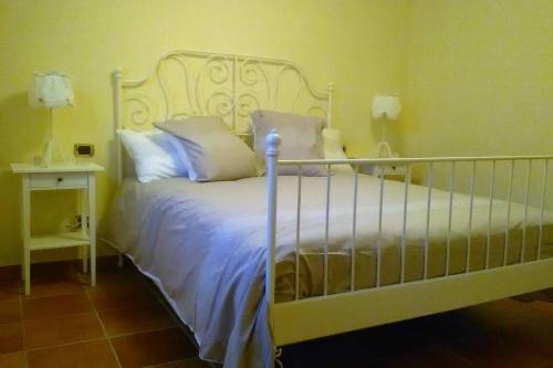 佛罗伦萨Charming Family Lodge With Private Garage的一间卧室配有带白色床单和枕头的床。