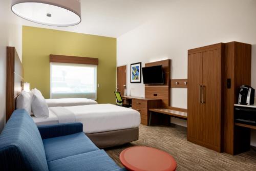 Holiday Inn Express & Suites - Punta Gorda, an IHG Hotel客房内的一张或多张床位
