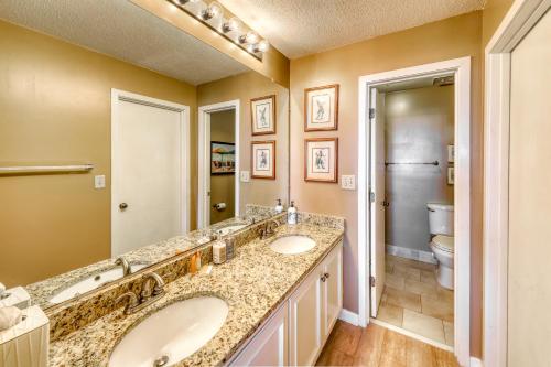 棕榈岛Summer House 309的一间带两个盥洗盆和卫生间的浴室