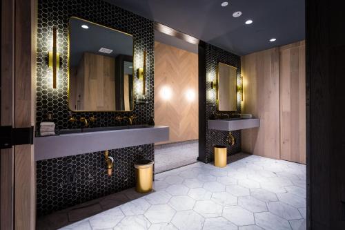 纽约曼哈顿中城皇冠假日酒店&度假村HY36的浴室设有2个水槽和2面镜子