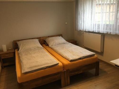 德拉格Apartment Staudacker的带窗户的客房内设有两张单人床。