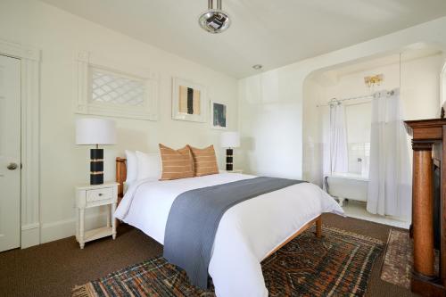 奥兰多Sonder Wellborn的白色的卧室设有一张大床和一个窗户