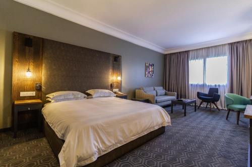 皇家嘉年华酒店客房内的一张或多张床位