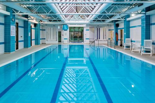 黑多克Holiday Inn Haydock, an IHG Hotel的蓝色海水大型游泳池