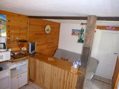Romilly-sur-AndelleTiny House Westen Life的一间厨房,内设木制台面