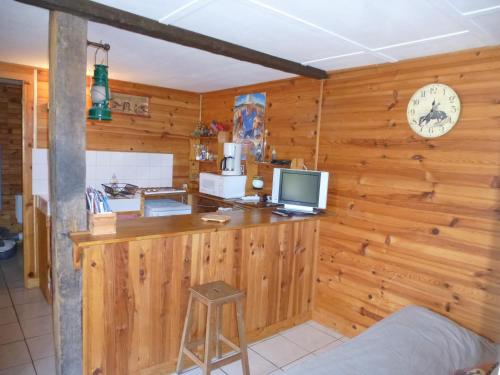 Romilly-sur-AndelleTiny House Westen Life的厨房配有柜台,墙上有时钟