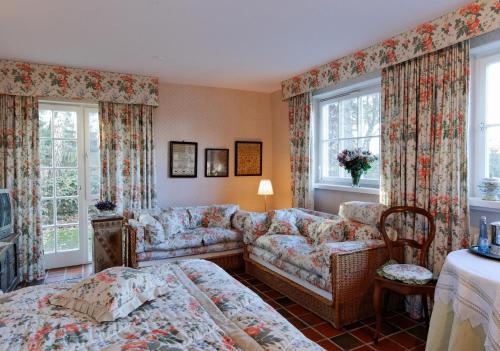 巴特贝林根Landhaus Ettenbühl Bed and Breakfast的带沙发、床和窗户的客厅
