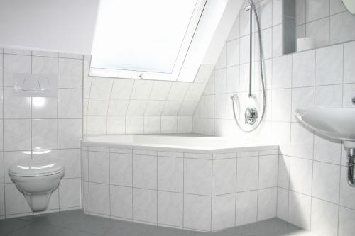 斯图加特达斯公寓酒店的白色的浴室设有卫生间和水槽。