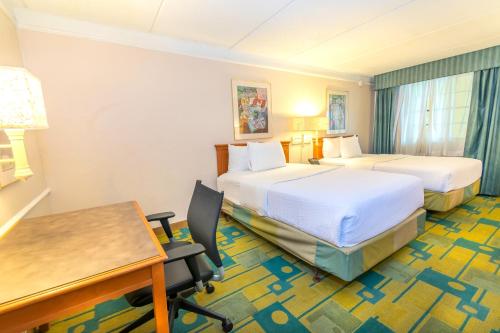 Clute克鲁特杰克逊湖拉奎塔酒店的酒店客房配有两张床和一张书桌