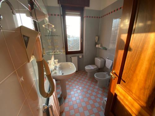 托尔托纳Albergo Cerchi的一间带水槽和卫生间的浴室