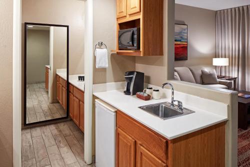 塞多纳果园旅馆的一个带水槽的厨房和一间客厅