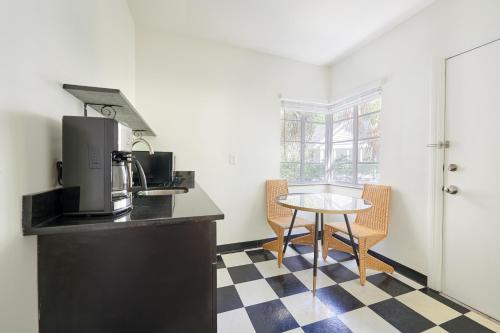 奥兰多Sonder Wellborn的厨房配有桌子和小桌子及椅子
