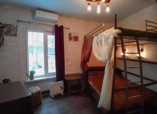 PetrovoNight in Magic Villins Book的一间卧室设有两张双层床和一扇窗户。