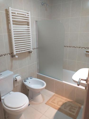 别德马DPTO GENESIS的浴室配有卫生间、盥洗盆和淋浴。