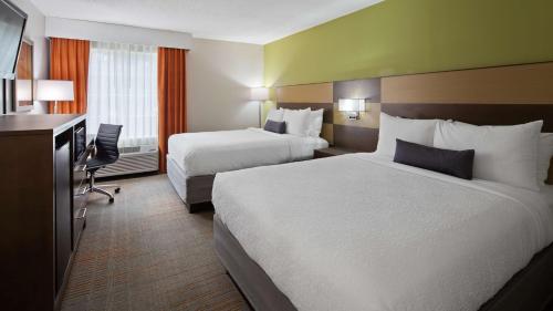 尼斯维尔尼斯维尔埃格林AFB 假日快捷酒店的酒店客房设有两张床和电视。