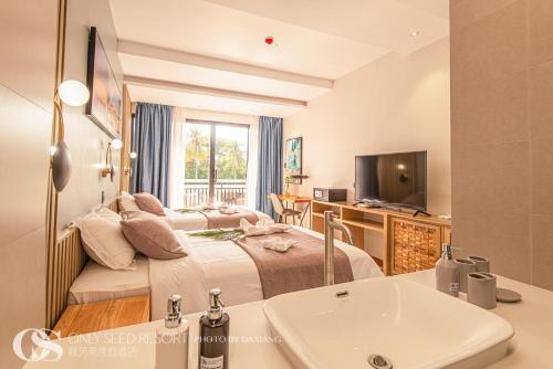 邦劳Only Seed Resort 欧芮希度假酒店的一间卧室配有两张床、一个水槽和一台电视。