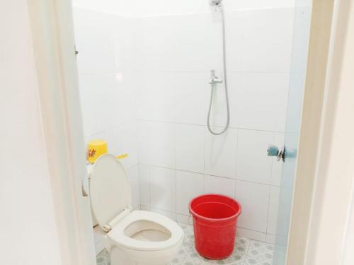 SawarnaOYO 3303 Penginapan Putri Asih Sawarna的一间带卫生间和红色桶的浴室
