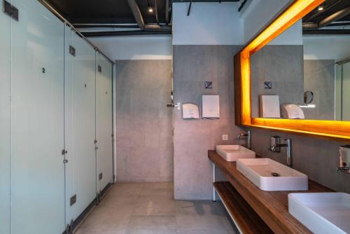 勒吉安勒吉安M精品旅舍的浴室设有2个水槽和镜子