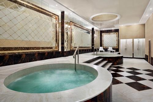 奇姆肯特Ramada by Wyndham Shymkent的客房内的带按摩浴缸的浴室