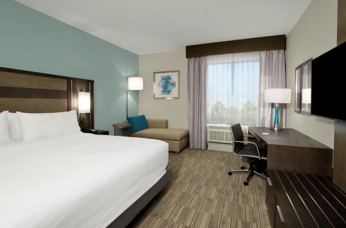 Holiday Inn Express & Suites - Lake Charles South Casino Area, an IHG Hotel客房内的一张或多张床位