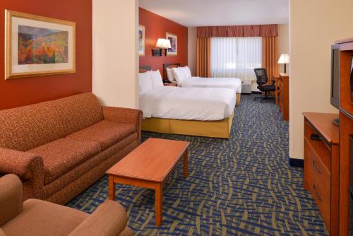 Holiday Inn Express & Suites Alamosa, an IHG Hotel客房内的一张或多张床位