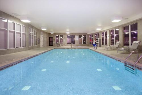 阿马里洛Holiday Inn Express & Suites Amarillo, an IHG Hotel的大楼里一个蓝色的大泳池