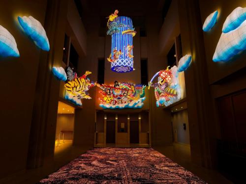 青森ART HOTEL Aomori的建筑里带五颜六色吊灯的走廊