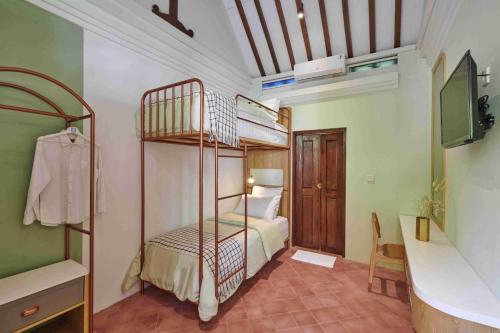 Chendela Yogyakarta客房内的一张或多张双层床